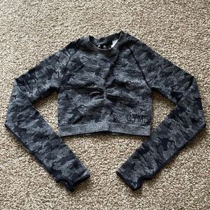 Gymshark Long seamless long sleeve crop top.